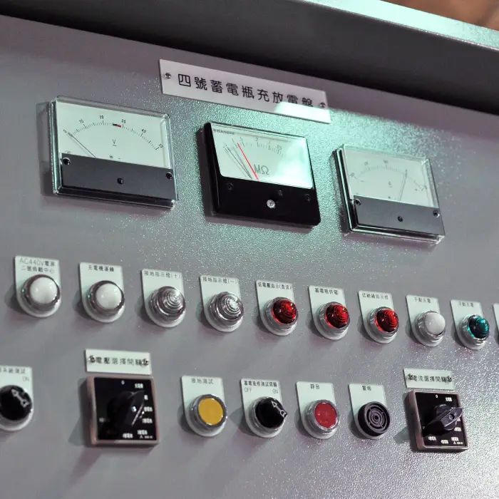 蓄電池充放電盤上的按鈕、指示燈、電表、開關